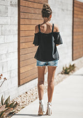 Top liso con hombros descubiertos y aberturas