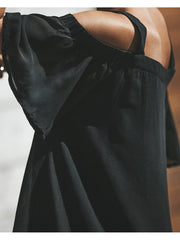 Top liso con hombros descubiertos y aberturas