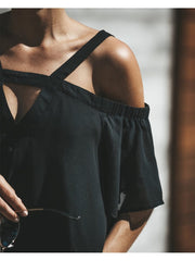 Top liso con hombros descubiertos y aberturas