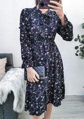 Vestido con cuello anudado y cintura ceñida