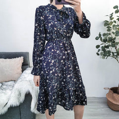 Vestido con cuello anudado y cintura ceñida