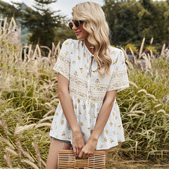 Blusa fruncida con estampado floral suave