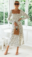 Vestido con abertura en la espalda y fruncido de lunares suaves