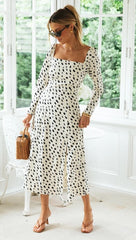 Vestido con abertura en la espalda y fruncido de lunares suaves