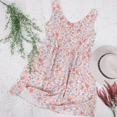 Ärmelloses Kleid mit V-Ausschnitt und Faltenrock mit bedrucktem Hosenträger