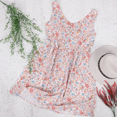 Ärmelloses Kleid mit V-Ausschnitt und Faltenrock mit bedrucktem Hosenträger