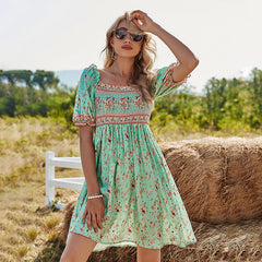 Geblümtes, gerafftes Boho-Kleid