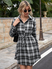 Mono con cuello anudado y estampado de cuadros