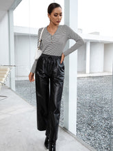 Gestreiftes Oberteil mit halber Knopfleiste