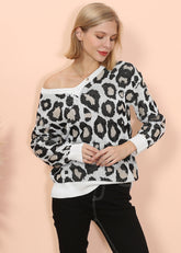 Suéter con estampado de leopardo y hombros caídos