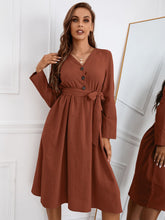 Vestido con cinturón de color liso