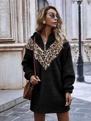 Zweifarbiges Teddy-Kapuzenkleid