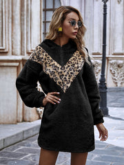 Zweifarbiges Teddy-Kapuzenkleid