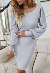 Kleid mit tiefem Rückenausschnitt und Spitzendetail