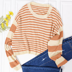 Suéter de otoño a rayas con hombros caídos