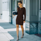 Vestido ajustado con falda y botones en contraste