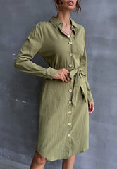 Vestido camisero con cinturón y botones en contraste