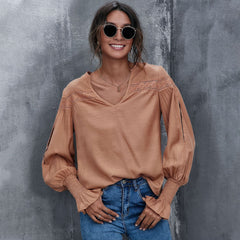 Blusa con cuello en V y detalle de ojales