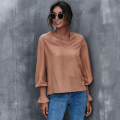 Blusa con cuello en V y detalle de ojales