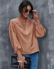 Blusa con cuello en V y detalle de ojales
