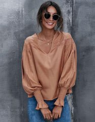 Blusa con cuello en V y detalle de ojales