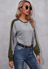 Zweifarbiger Pullover mit seitlichem Muster