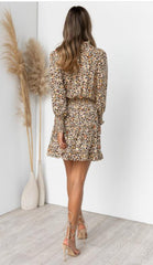 Vestido con estampado de leopardo y cuello alto