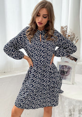 Kleid mit Blumenmuster und Schlüssellochausschnitt vorne