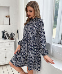 Kleid mit Blumenmuster und Schlüssellochausschnitt vorne