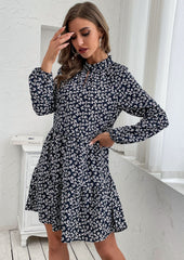 Kleid mit Blumenmuster und Schlüssellochausschnitt vorne