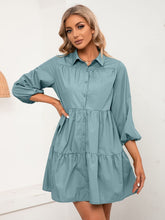 Ellenbogenlanges, gestuftes Hemdblusenkleid