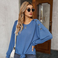 Suéter con detalle de botones en contraste en los hombros