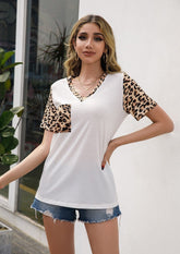 Camiseta con bolsillo y estampado de leopardo en contraste