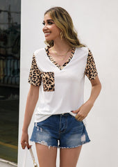 Camiseta con bolsillo y estampado de leopardo en contraste