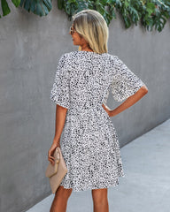 Vestido con estampado animal y botones en contraste