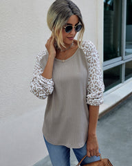 Suéter de canalé de leopardo en dos tonos