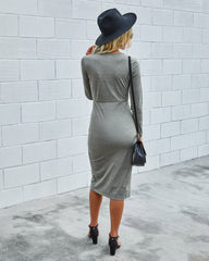 Vestido ajustado con parte delantera torcida
