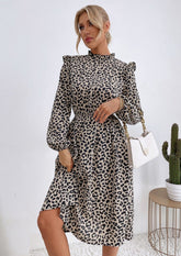 Kleid mit Schlüssellochausschnitt und Leopardenmuster auf der Rückseite