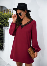Kleid mit V-Ausschnitt und Spitzenbesatz
