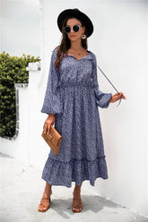 Kleid mit Bindekragen und Rüschensaum