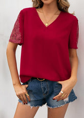 Bluse mit V-Ausschnitt und Spitzendetail