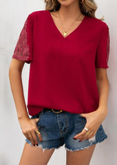 Blusa con cuello en V y detalle de encaje