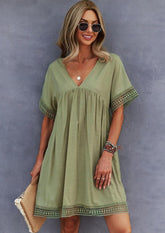 Kleid mit V-Ausschnitt und Häkelsaum