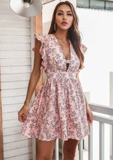 Kleid mit tiefem Ausschnitt und Rüschenärmeln