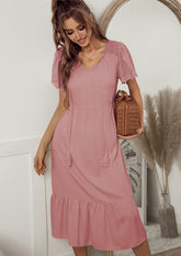Kleid mit Ösendetail und Quaste zum Binden