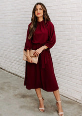 Vestido con lazo en la cintura y cuello fruncido