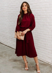 Kleid mit gerafftem Halsausschnitt und Bindegürtel