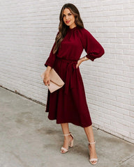 Kleid mit gerafftem Halsausschnitt und Bindegürtel