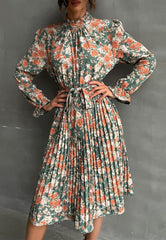 Vestido floral plisado con cintura anudada