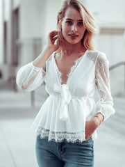 Bluse mit tiefem Ausschnitt und Spitzendetail